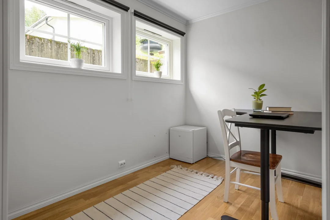 작은 방을 넓어 보이게 하는 인테리어 팁 - 공간 마법사 되는 법